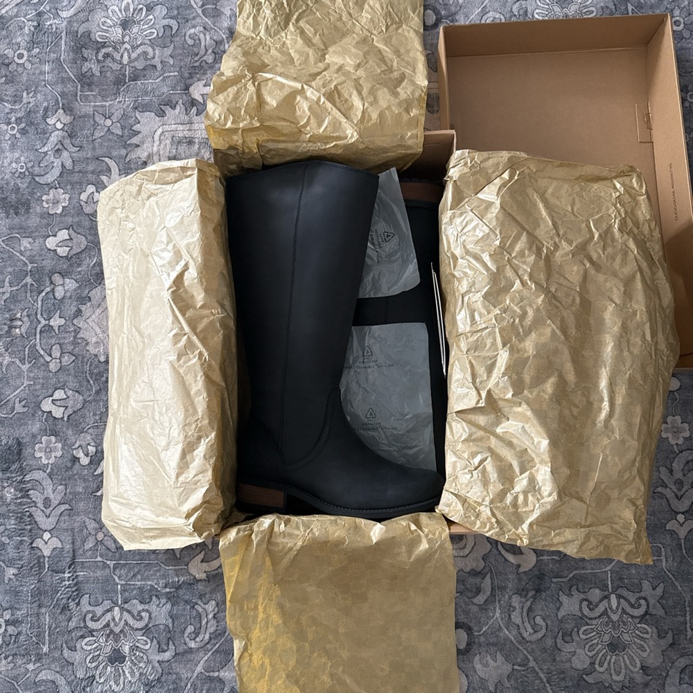 NWT Ugg seldon boots